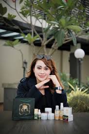 “Viral! Ibu Rumah Tangga Sukses Bangun Brand Skincare Lokal dari Dapur Rumah, Omzet Tembus Miliaran”