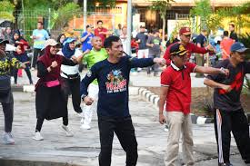 “Senam Pagi Massal Kembali Populer di Taman Kota, Jadi Gaya Hidup Sehat Komunal”